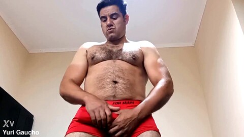 L'ours brésilien Yuri Gaucho se fait plaisir jusqu'à jouir. HD Gay movie