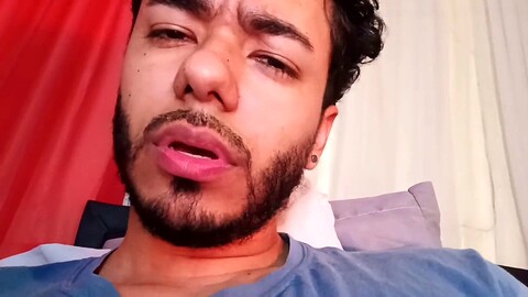 Le gars latino Tommhot s'adonne à un plaisir gay en solo avec une énorme charge. HD Gay movie