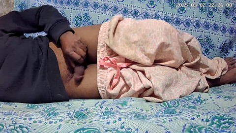 Eine indische Dasi macht tariqaziz7286 im Zimmer einen Handjob. HD Gay movie