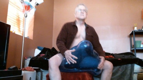 Verrückte schwule Typen in Latex geben sich einer wilden Ballon-Fetisch hin HD Gay movie