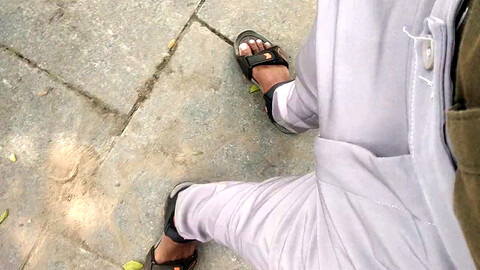 Un novice montre un énorme membre noir à l'arrêt de bus HD Gay movie