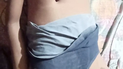Un homme excité se donne du plaisir et gémis bruyamment HD Gay movie