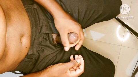 Heißer junger Typ Arjun Babu kommt in einem selbstgemachten Masturbationsfilm. HD Gay movie