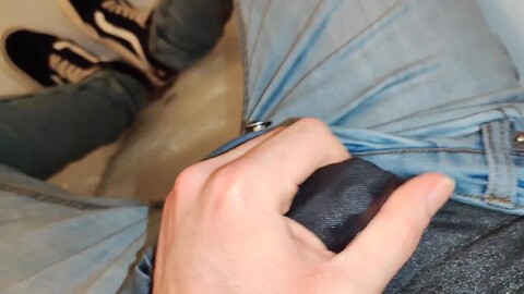 Wetmydreams pinkelt mehrmals in hellblauen Jeans und dehnbaren Hosen, während sie vollständig angezogen ist. HD Gay movie